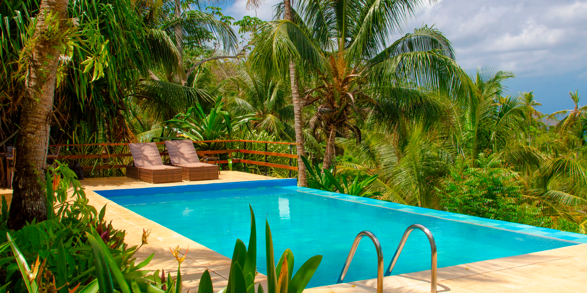 on-vacation-colombia-destino-nacional-san-andres-acantilado-piscina-y-palmas-1