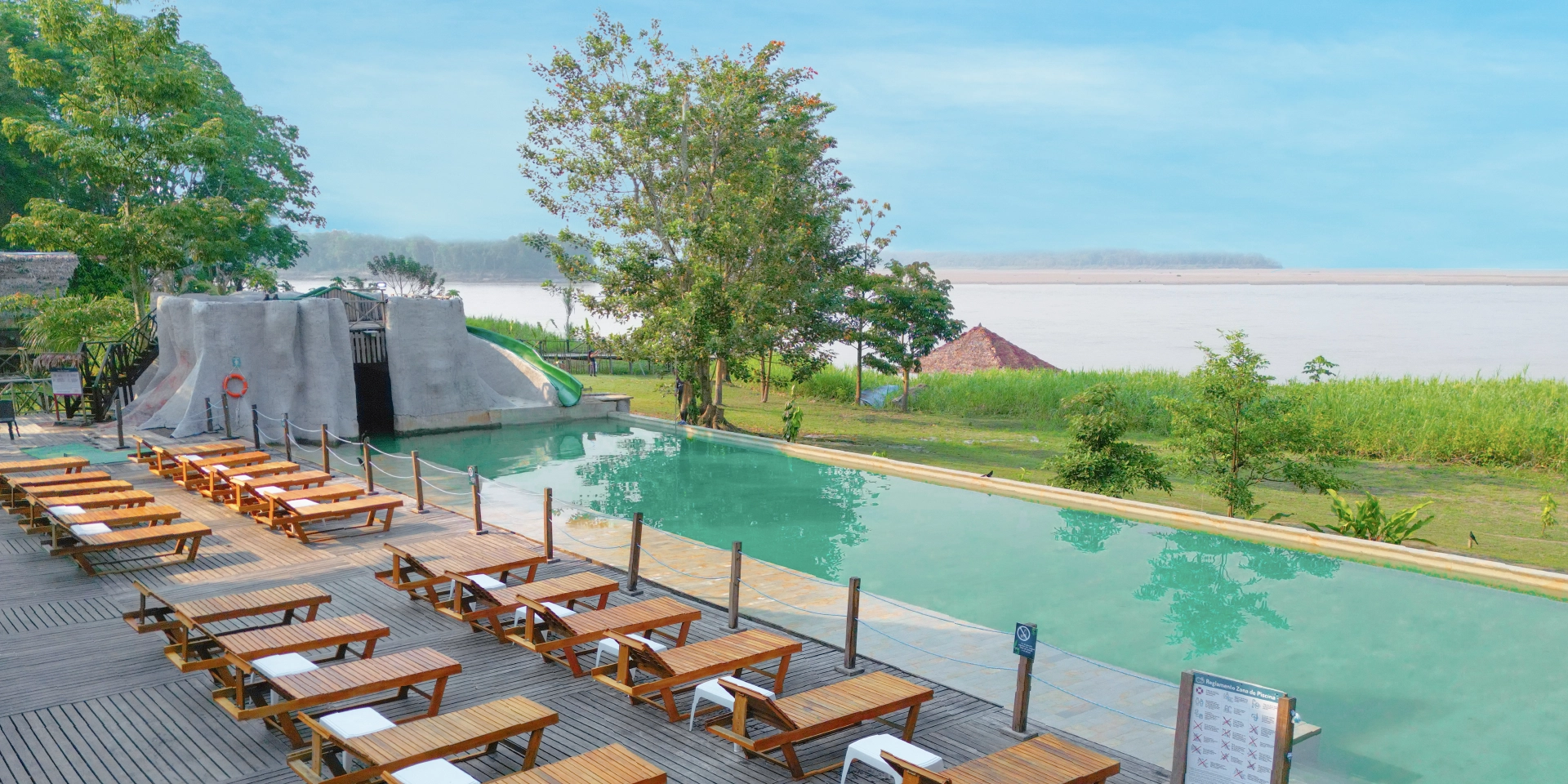 on-vacation-colombia-destino-amazonas-hotel-amazon-piscina-vista-al-mar