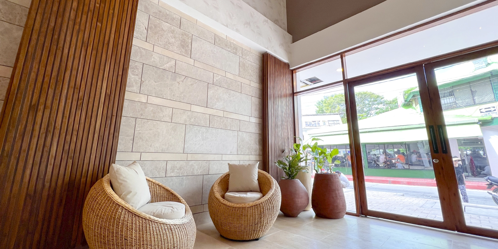 on-vacation-colombia-destino-nacional-san-andres-hotel-caribbean-sala-de-espera-con-vista-a-la-calle.webp