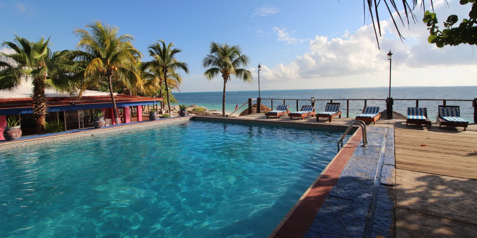 on-vacation-colombia-destino-cancun-hotel-dos-playas-piscina-mar-1536x768-1.webp