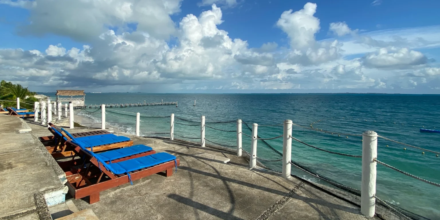 on-vacation-colombia-destino-cancun-hotel-dos-playas-terraza-vista-al-mar-1536x768-1.webp