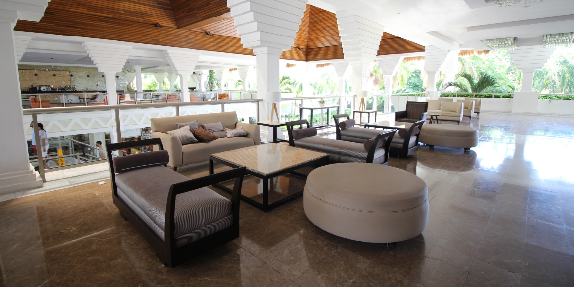 on-vacation-colombia-destino-cancun-hoteles-princess-lobby.webp