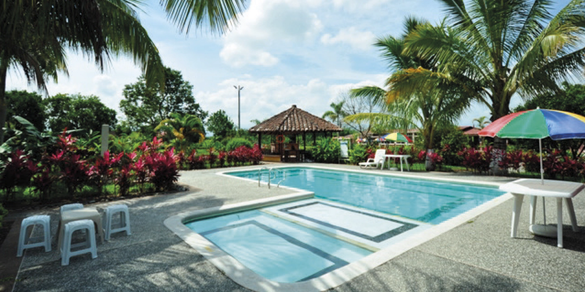 on-vacation-colombia-destino-eje-cafetero-hotel-tucanes-piscinas.webp
