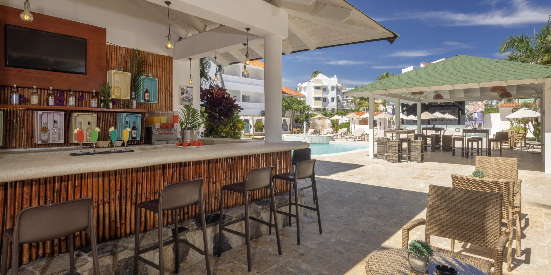 on-vacation-colombia-destino-punta-cana-hotal-whala-bavaro-bar.webp
