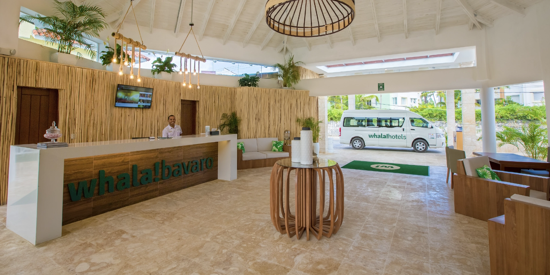 on-vacation-colombia-destino-punta-cana-hotal-whala-bavaro-recepcion.webp