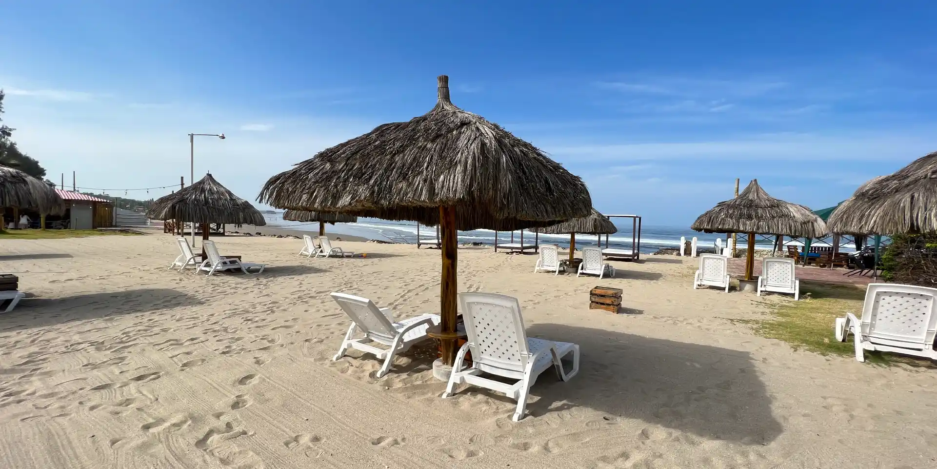 on-vacation-ecuador-montanita-hotel-howard-playa-03.webp